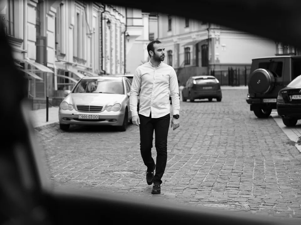 محمد بیباک در خیابانی سنگفرش در کییف، روزهای آخر پیش از بازگشت به ایران، عکس سیاه و سفید