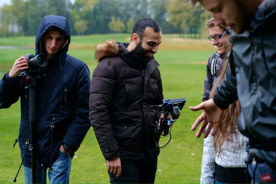 محمد بیباک با مانیتور فیلمبرداری در میان همدورهایها در دورهٔ ویدیوگرافی در اوکراین